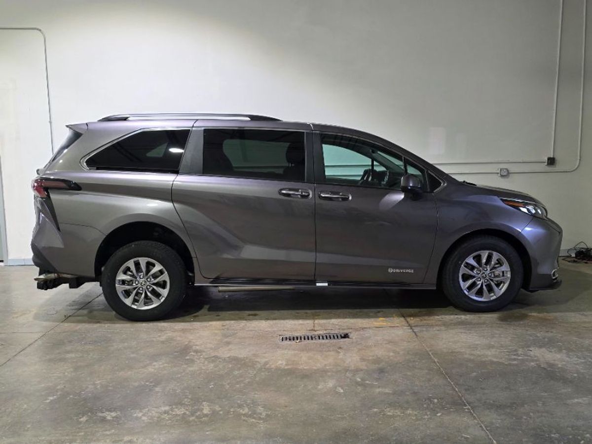 Grey Toyota Sienna image number 1