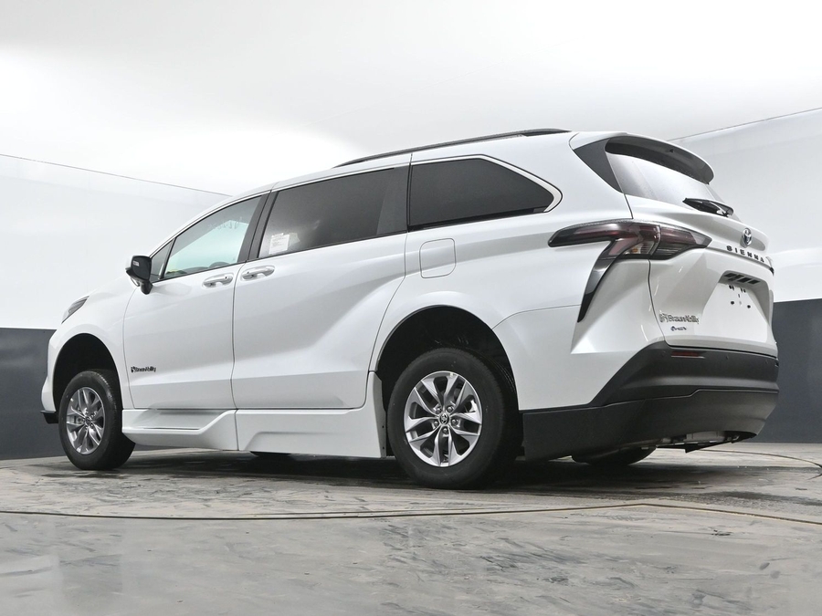 New 2025 Toyota Sienna Hybrid XLE Plus - BraunAbility Side Entry Entry Fold Out Automatic Ramp
