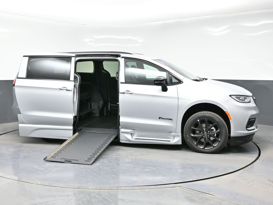 New 2026 Chrysler Pacifica Select Sport - BraunAbility Side Entry In Floor Automatic Ramp
