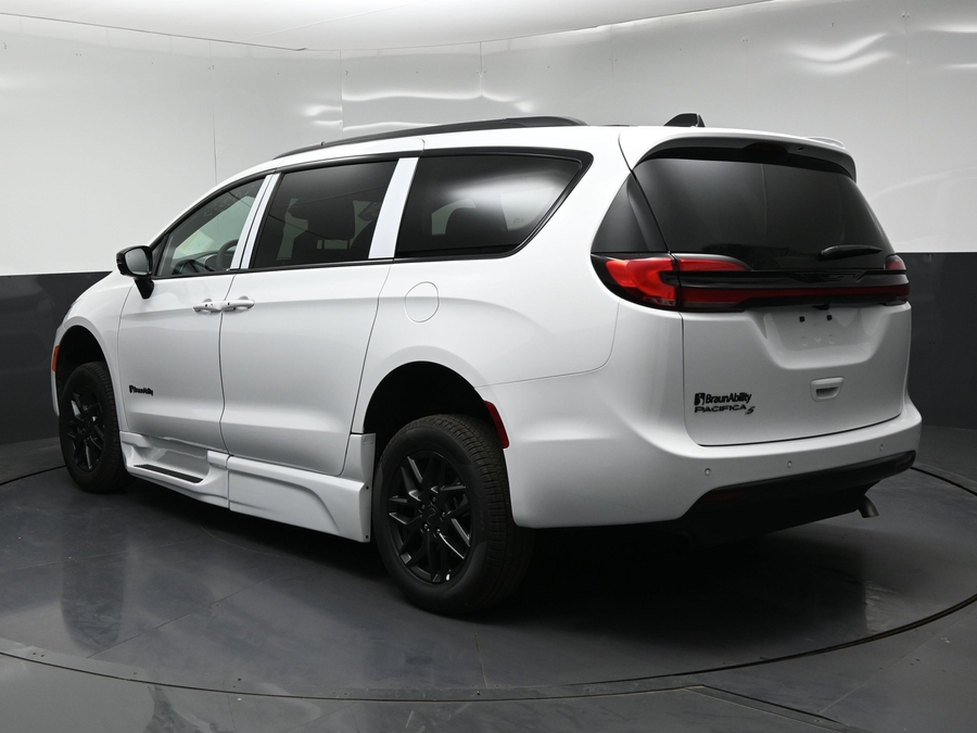 New 2027 Chrysler Pacifica Select Sport - BraunAbility Side Entry In Floor Automatic Ramp