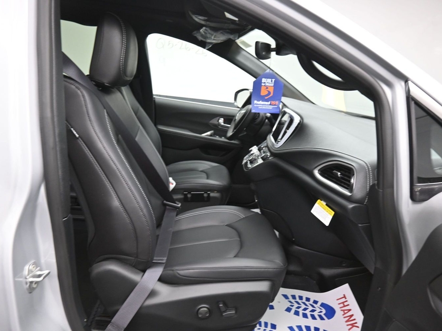 New 2026 Chrysler Pacifica Select Plus - BraunAbility Side Entry Entry Fold Out Automatic Ramp