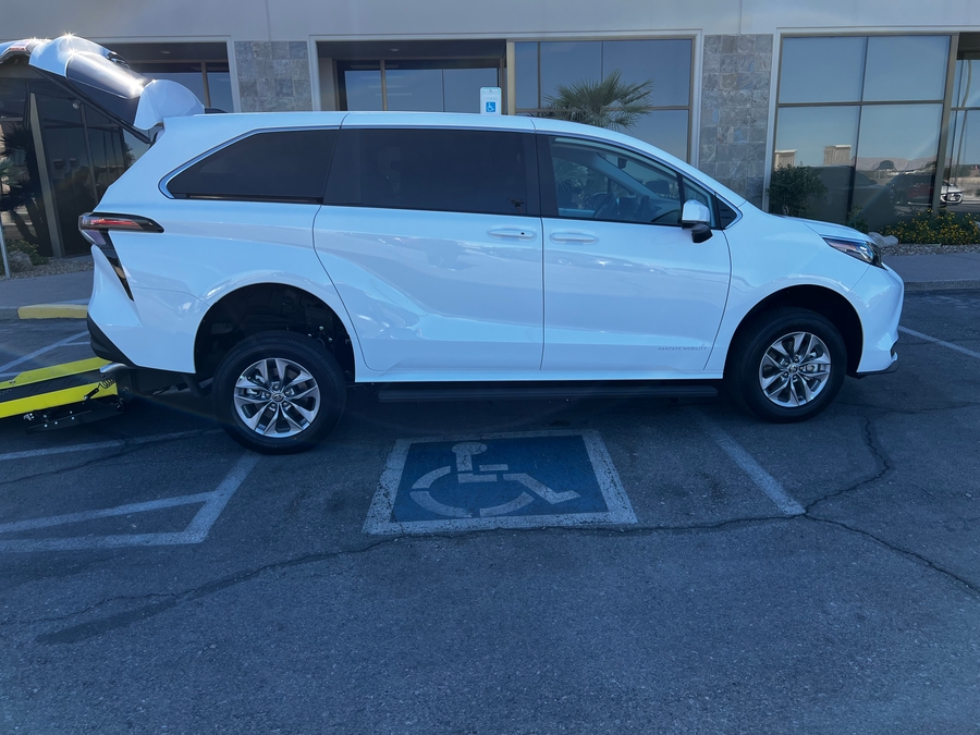 New 2026 Toyota Sienna Hybrid LE w swivel 2nd row - Vantage Mobility Commercial Rear Entry Entry Fold Out Manual Ramp
