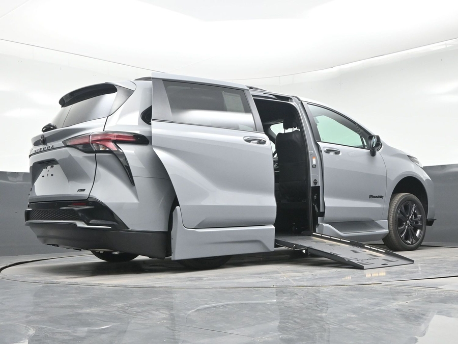 New 2026 Toyota Sienna Hybrid XSE Sport - BraunAbility Side Entry Fold Out Automatic Ramp