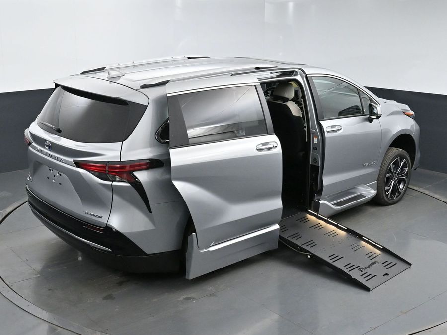 New 2025 Toyota Sienna Hybrid Platinum - BraunAbility Side Entry Entry Fold Out Automatic Ramp