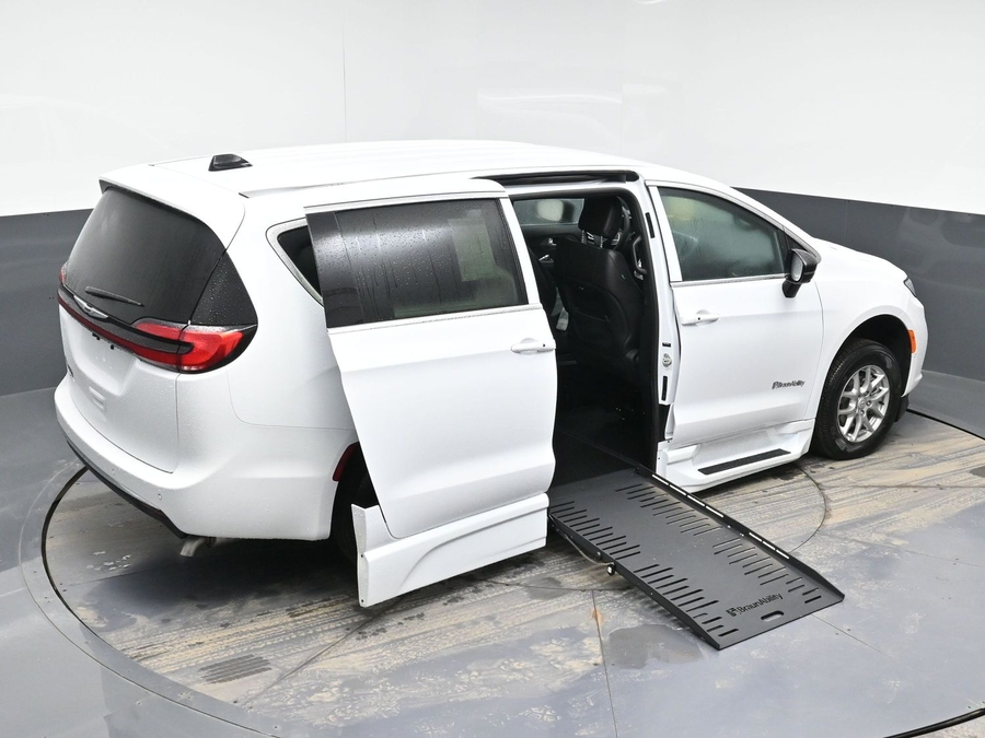 White Chrysler Pacifica image number 23