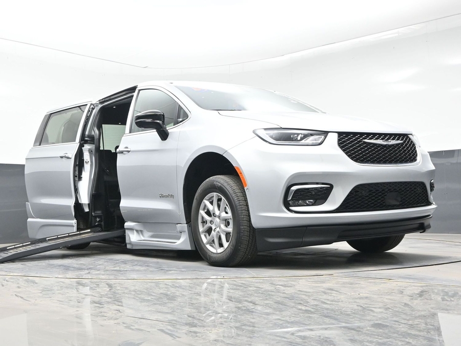 Silver Chrysler Pacifica image number 16