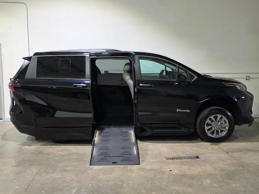Black Toyota Sienna image number 33