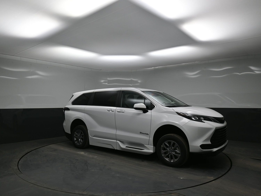 New 2026 Toyota Sienna Hybrid LE - BraunAbility Side Entry Fold Out Automatic Ramp