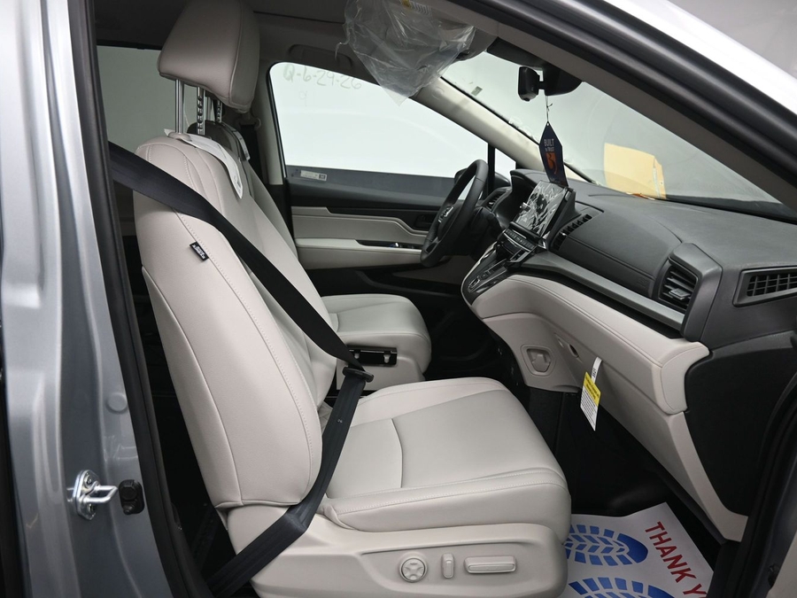 Silver Honda Odyssey image number 5