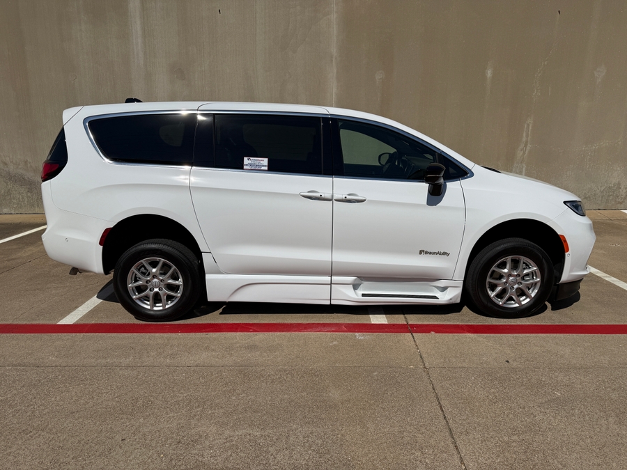 Used 2025 Chrysler Pacifica Select Safety - BraunAbility Side Entry In Floor Automatic Ramp