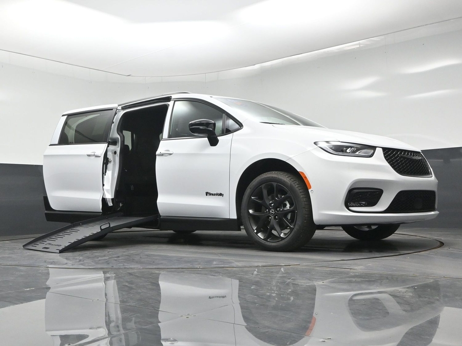 New 2026 Chrysler Pacifica Select Sport - BraunAbility Side Entry Fold Out Manual Ramp