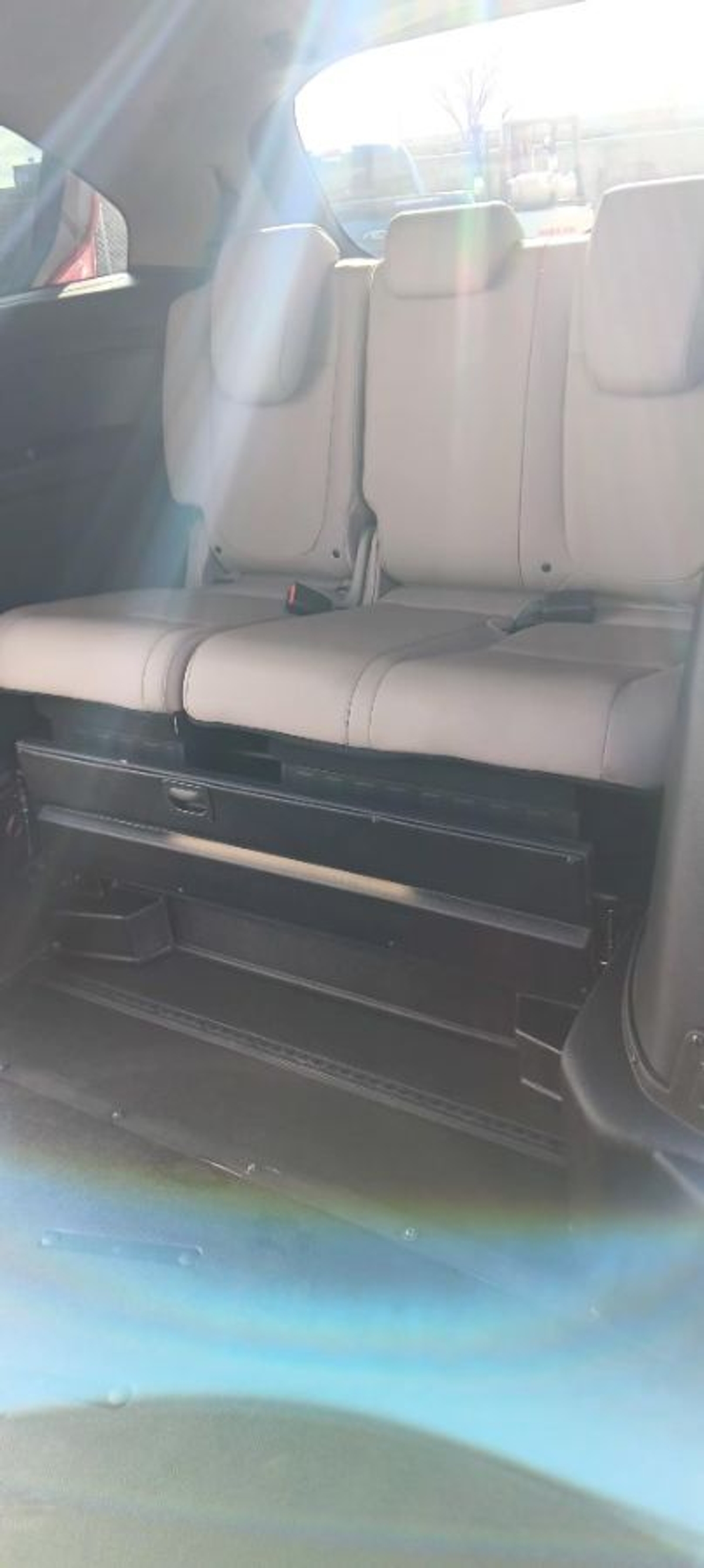 Red Honda Odyssey image number 13