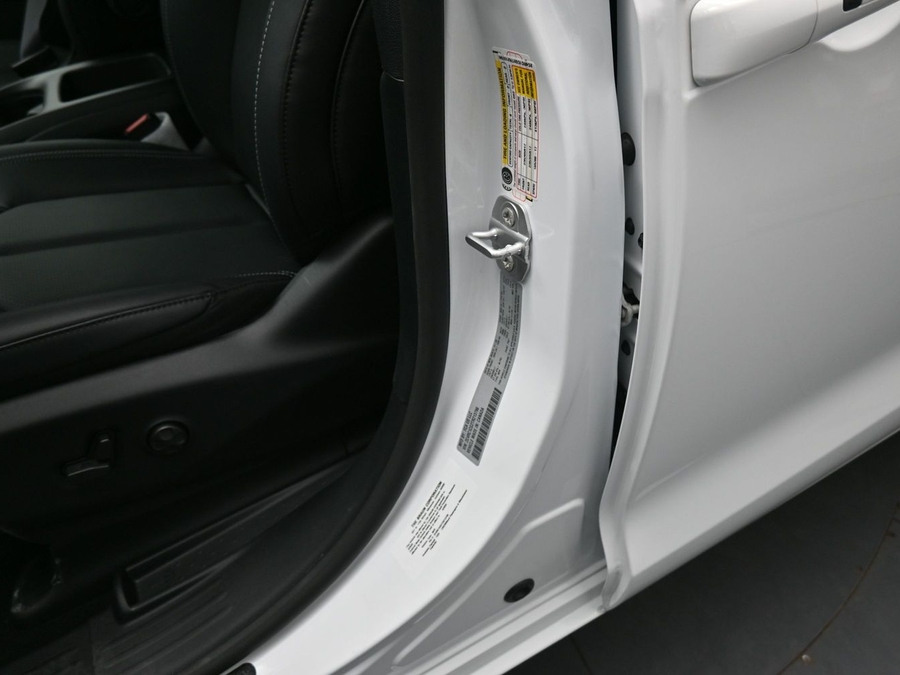 White Chrysler Voyager image number 15