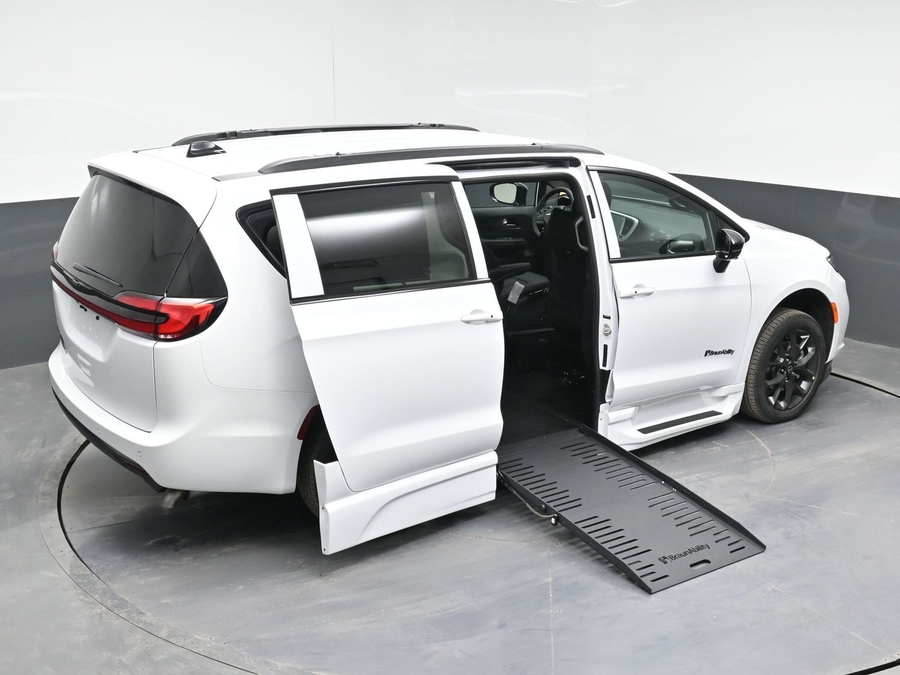 New 2026 Chrysler Pacifica Select Sport - BraunAbility Side Entry Entry Fold Out Automatic Ramp