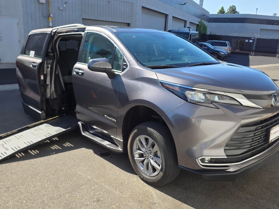 Used 2024 Toyota Sienna Hybrid XLE Base - BraunAbility Side Entry Fold Out Automatic Ramp