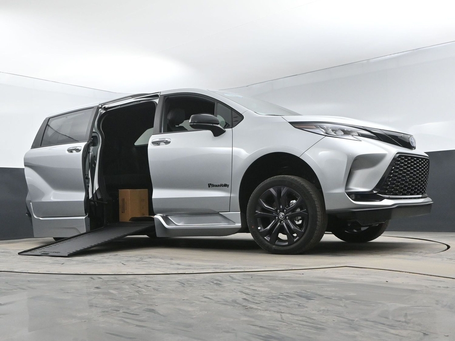 New 2025 Toyota Sienna Hybrid XSE Sport - BraunAbility Side Entry Entry In Floor Automatic Ramp