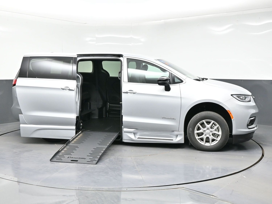 Silver Chrysler Pacifica image number 5