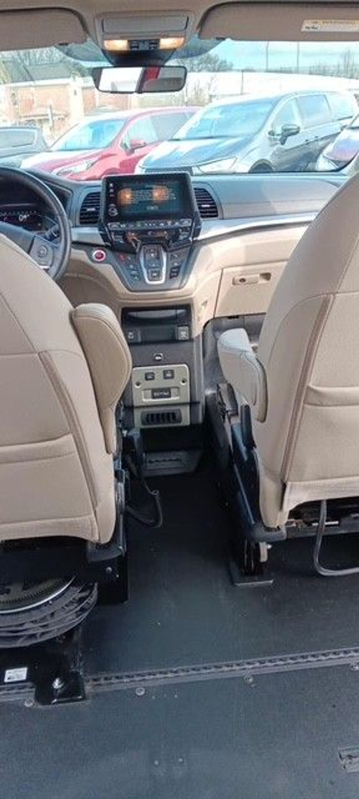 Red Honda Odyssey image number 10