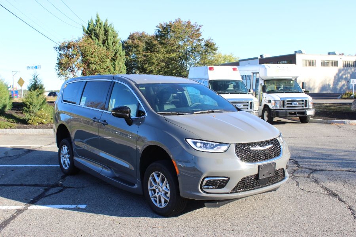 2025 Chrysler Pacifica Select's photo