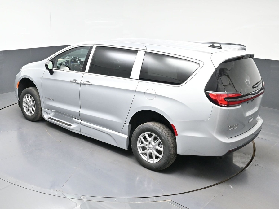 Silver Chrysler Pacifica image number 21