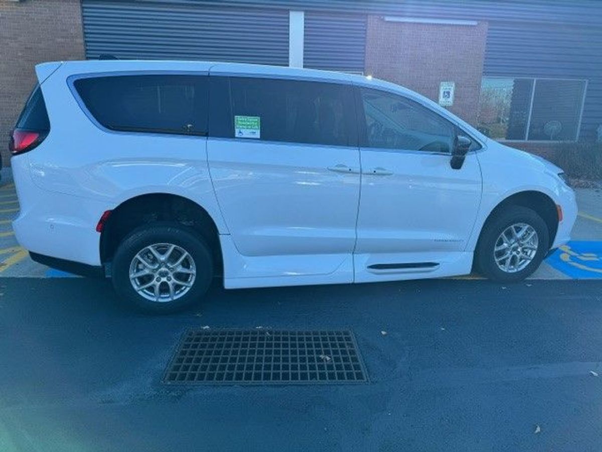 White Chrysler Pacifica image number 6