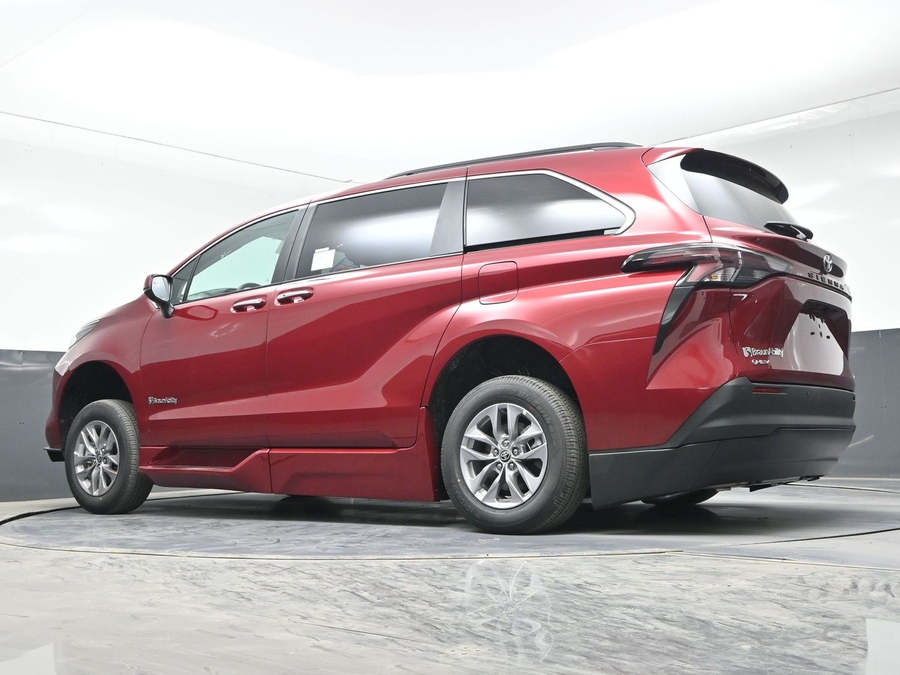 New 2026 Toyota Sienna Hybrid XLE Base - BraunAbility Side Entry In Floor Automatic Ramp