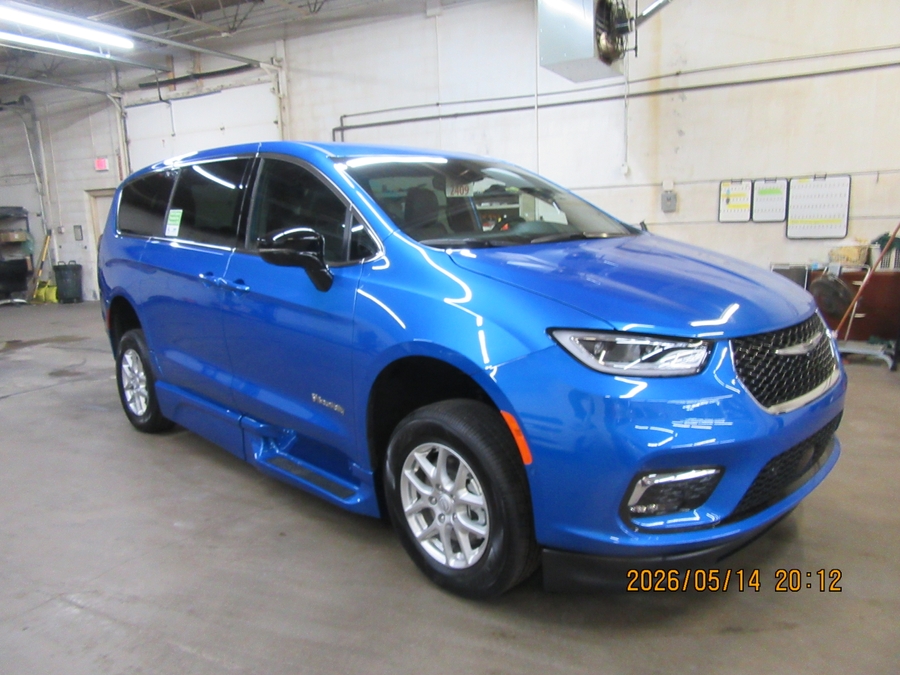Blue Chrysler Pacifica image number 37