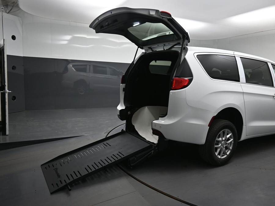 White Chrysler Voyager image number 10