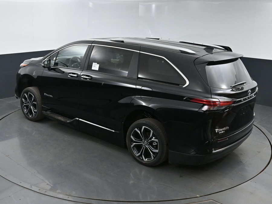New 2025 Toyota Sienna Hybrid Platinum - BraunAbility Side Entry Entry In Floor Automatic Ramp