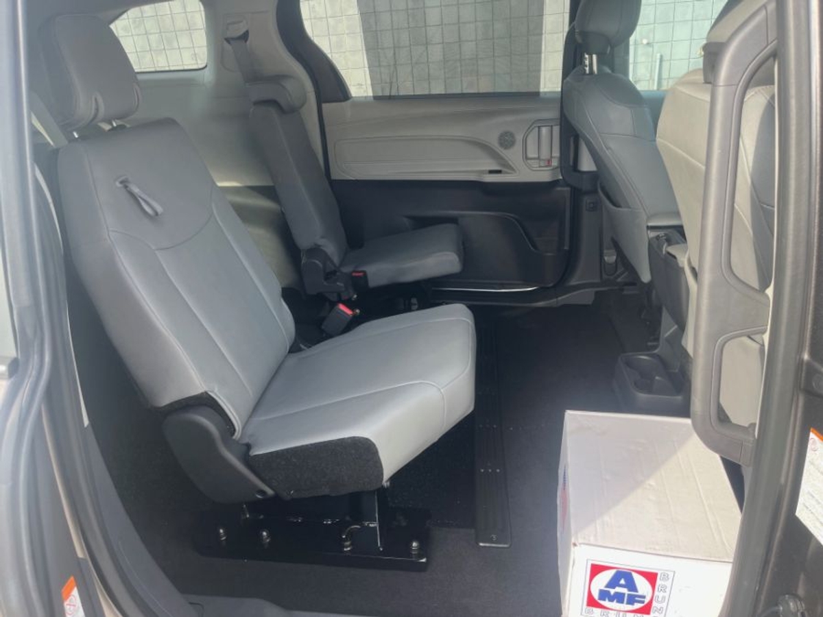 Grey Toyota Sienna image number 14