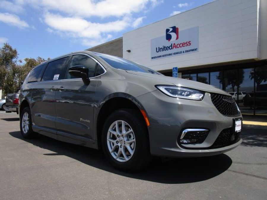 New 2025 Chrysler Pacifica Select Safety - BraunAbility Side Entry Entry Fold Out Automatic Ramp