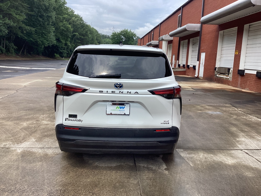 White Toyota Sienna image number 4