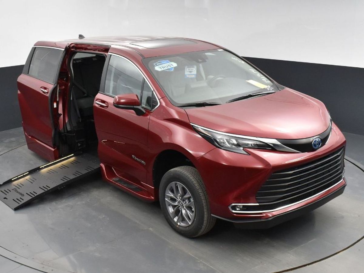 Red Toyota Sienna image number 16