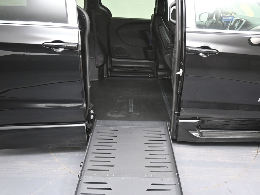 Black Chrysler Pacifica image number 11