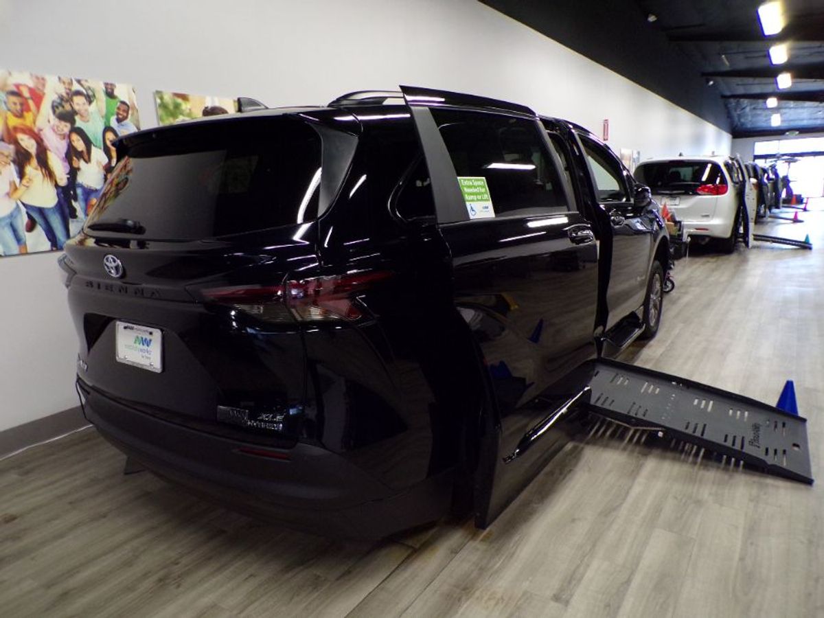 Black Toyota Sienna image number 2