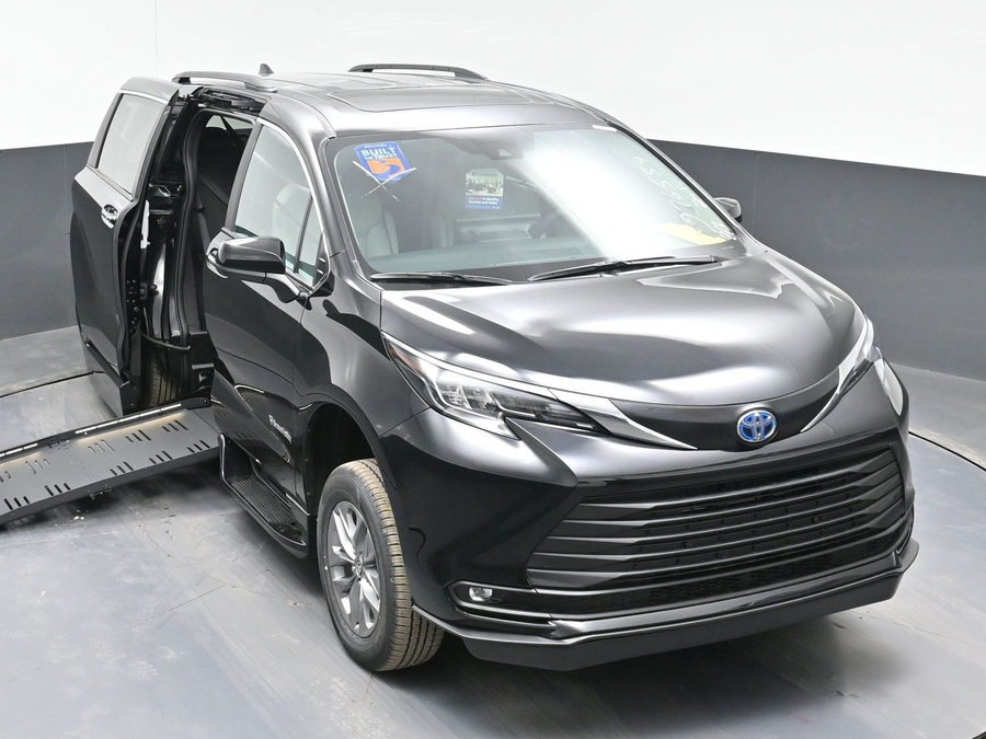 Black Toyota Sienna image number 22