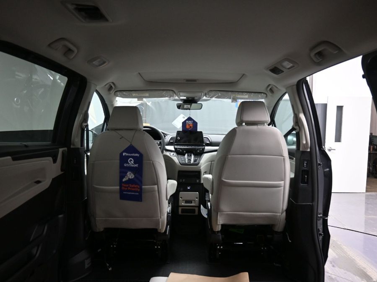 Grey Honda Odyssey image number 14