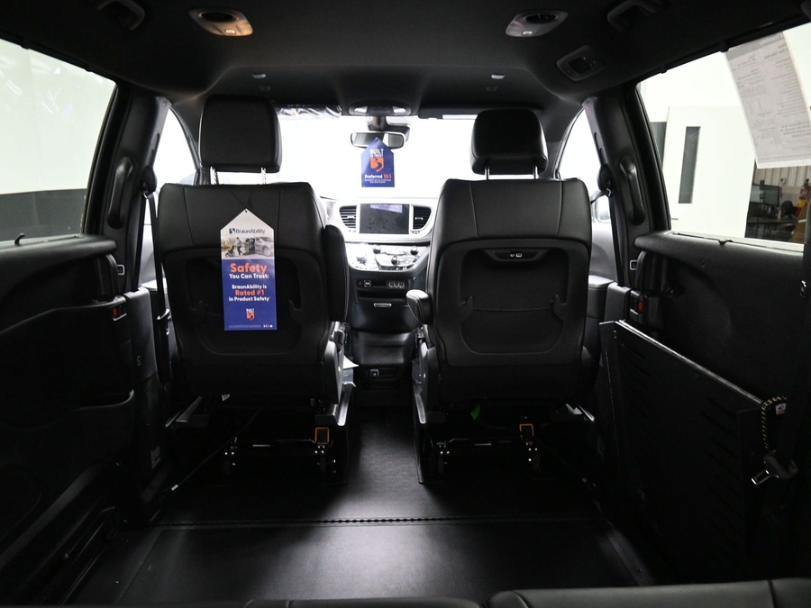 Black Chrysler Pacifica image number 11