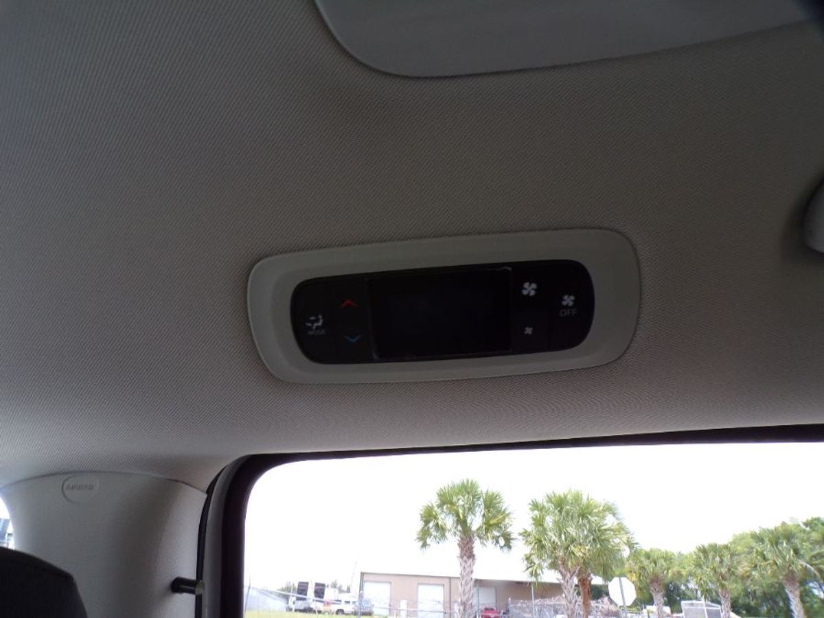 White Chrysler Voyager image number 17