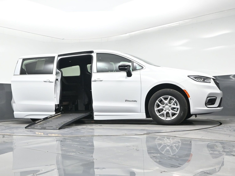 White Chrysler Pacifica image number 18