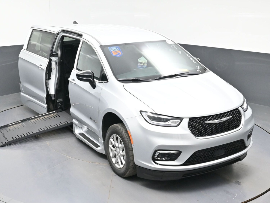 Silver Chrysler Pacifica image number 19