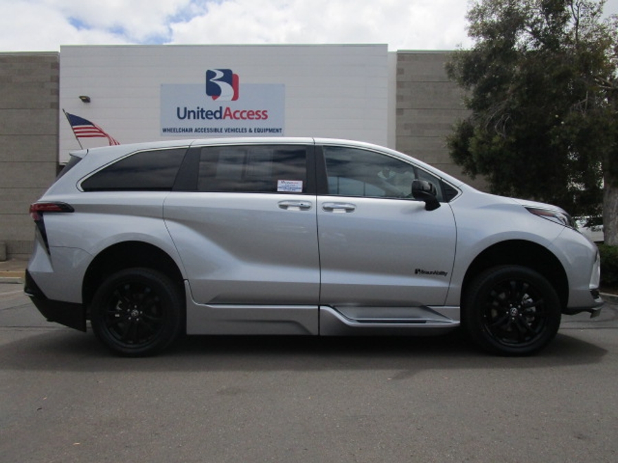 Used 2023 Toyota Sienna Hybrid XSE Sport - BraunAbility Side Entry Entry Fold Out Automatic Ramp