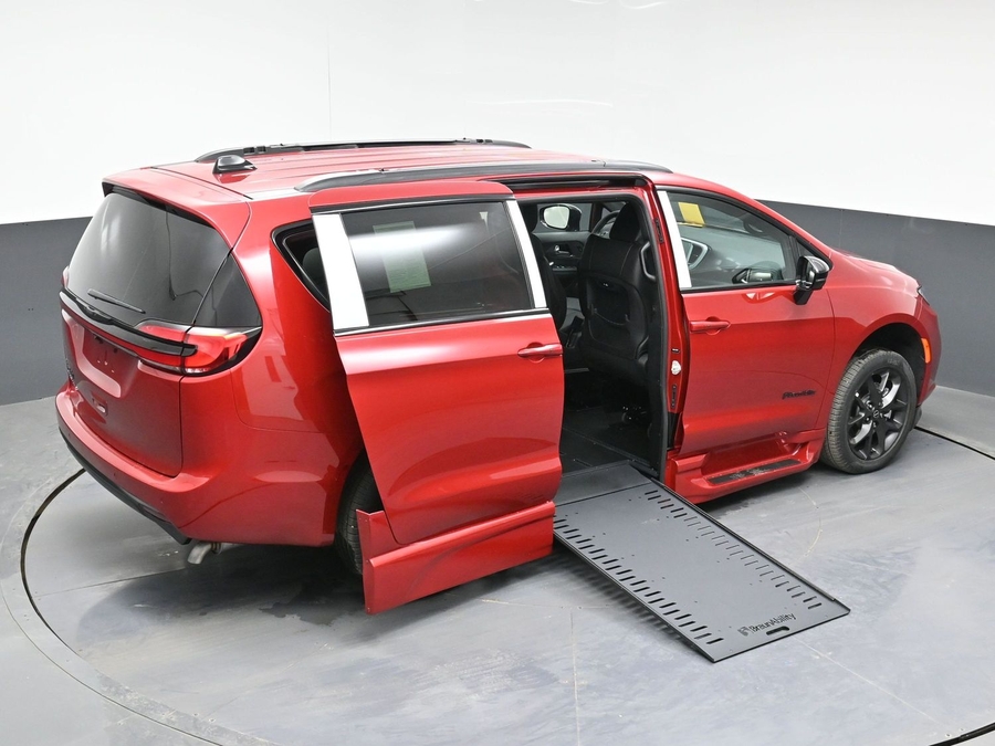 New 2026 Chrysler Pacifica Select Sport - BraunAbility Side Entry In Floor Automatic Ramp
