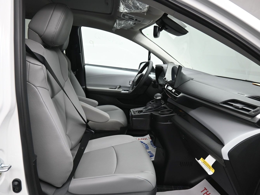 New 2026 Toyota Sienna Hybrid XLE Add - BraunAbility Side Entry Entry In Floor Automatic Ramp