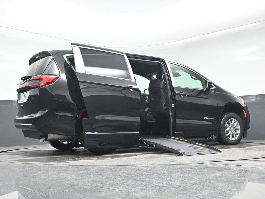 Black Chrysler Pacifica image number 21