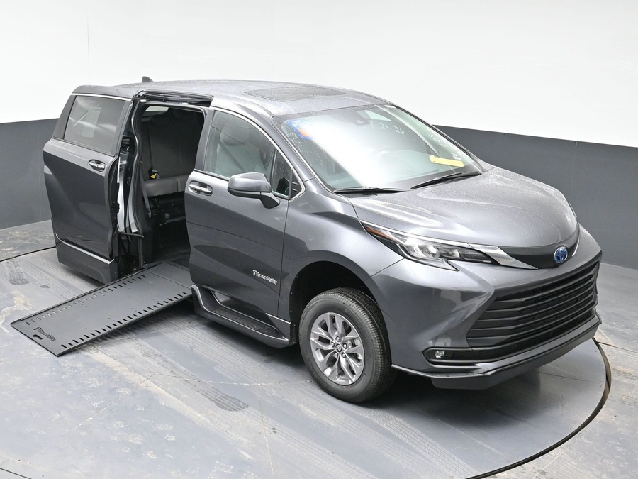 New 2025 Toyota Sienna Hybrid XLE Base - BraunAbility Side Entry Entry In Floor Automatic Ramp