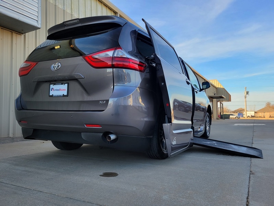 2020 Toyota Sienna XLE's photo