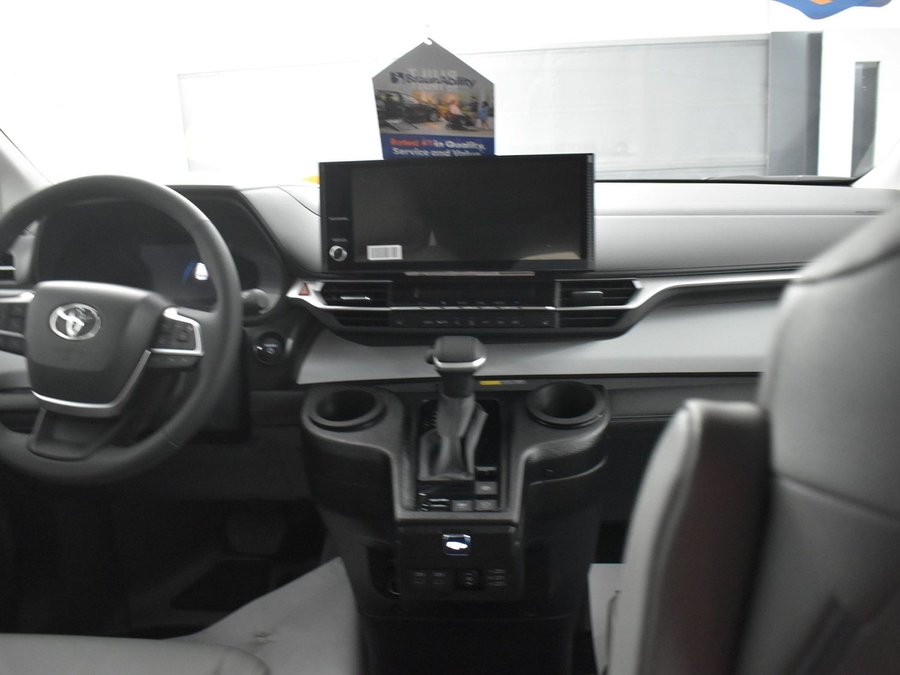 New 2025 Toyota Sienna Hybrid XLE Base - BraunAbility Side Entry Entry In Floor Automatic Ramp
