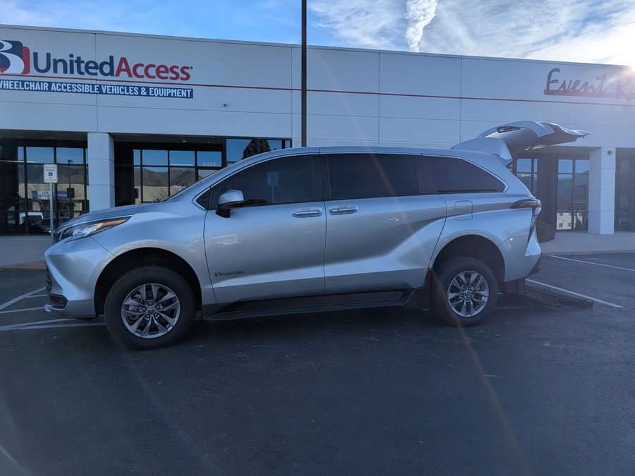 2023 Toyota Sienna LE's photo