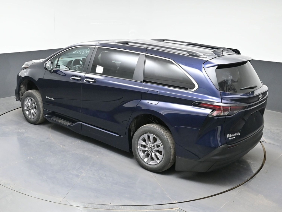 Blue Toyota Sienna image number 21